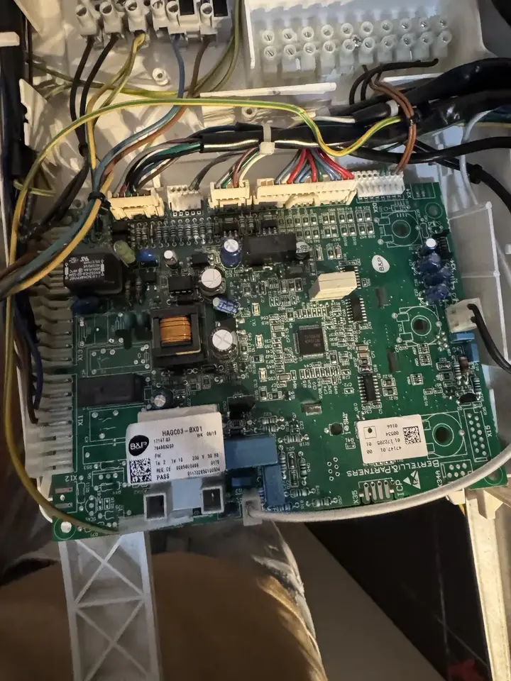 Gázkazán kiszerelt elektronikus vezérlőpanelje diagnosztikához